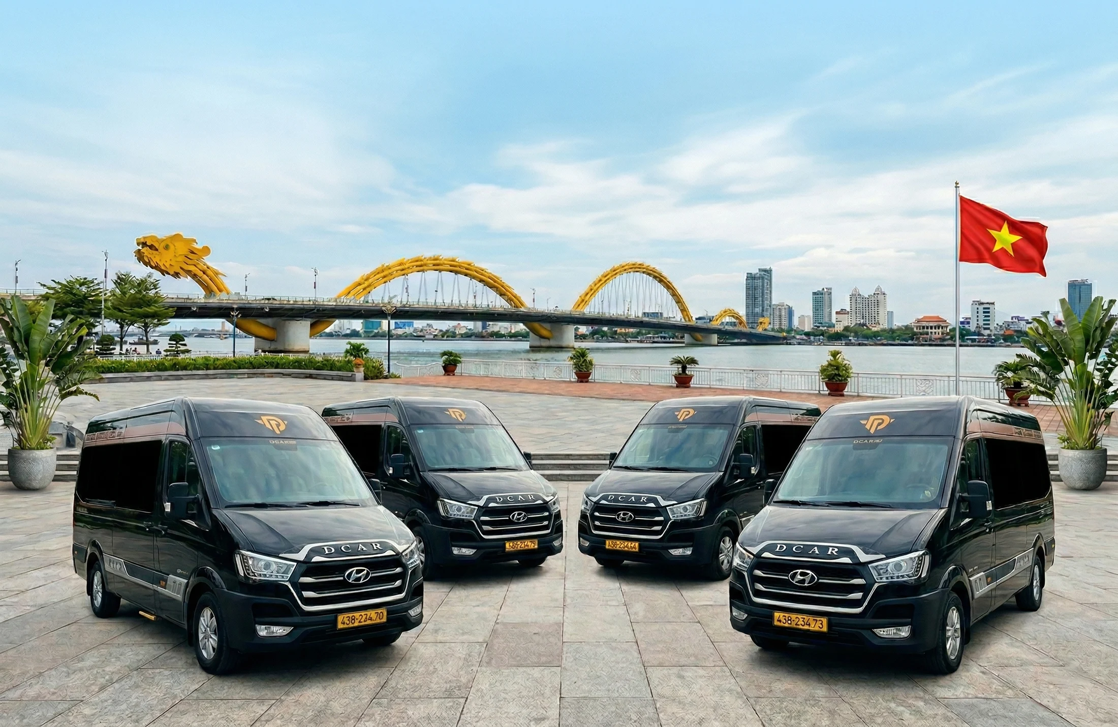 Đội xe Duy Tân Limousine bên Cầu Rồng, Đà Nẵng