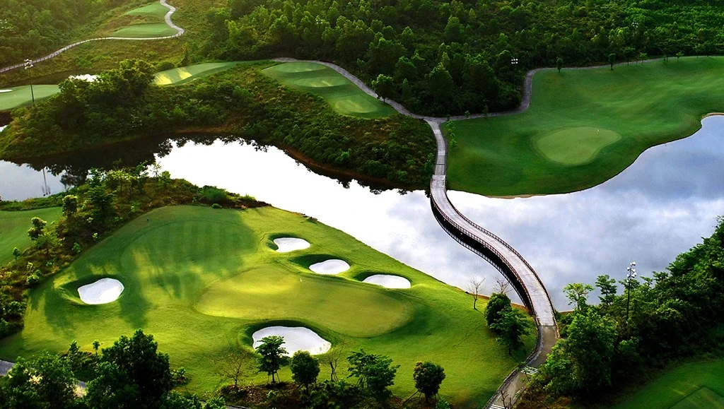 Không gian sân golf và hồ nước nhìn từ trên cao
