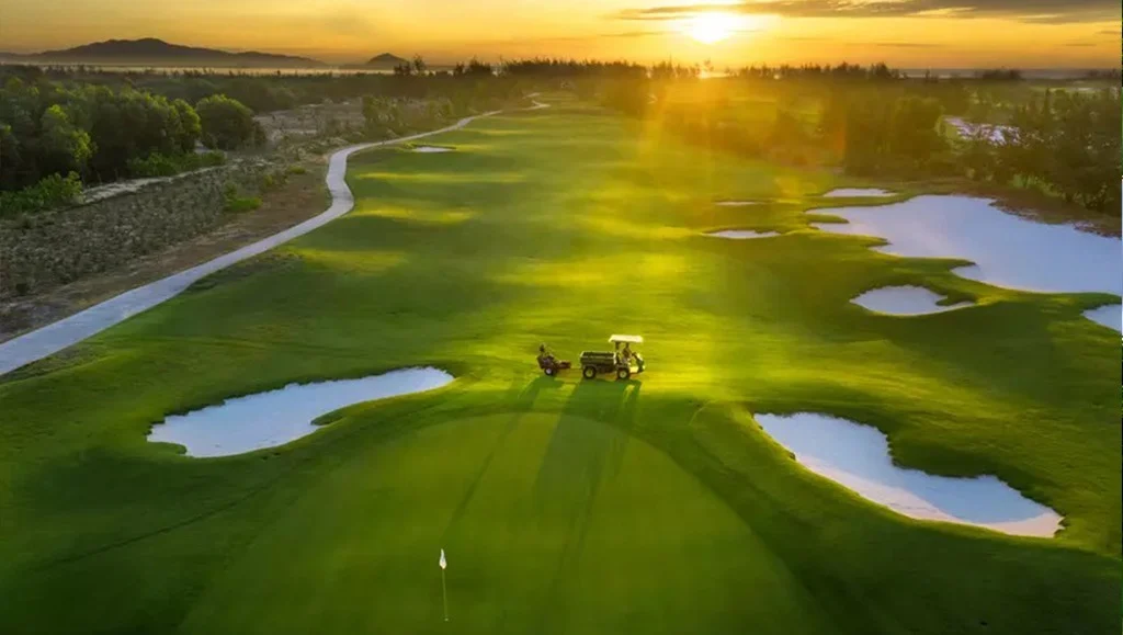 Đường golf xanh dưới ánh hoàng hôn