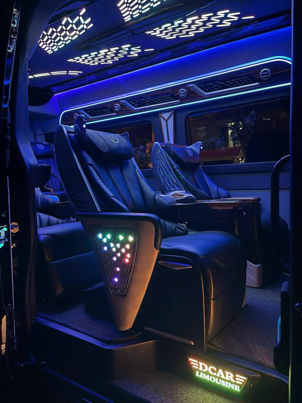 Không gian nội thất xe Limousine phục vụ khách hàng