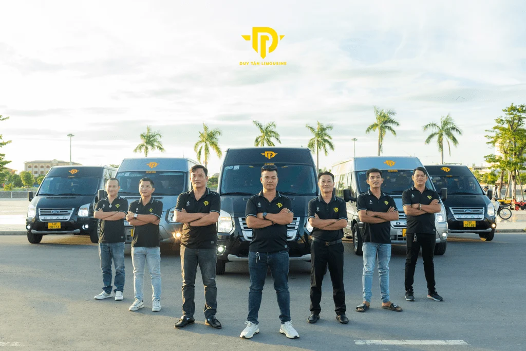 Đội ngũ và xe Duy Tân đồng hành cùng khách hàng