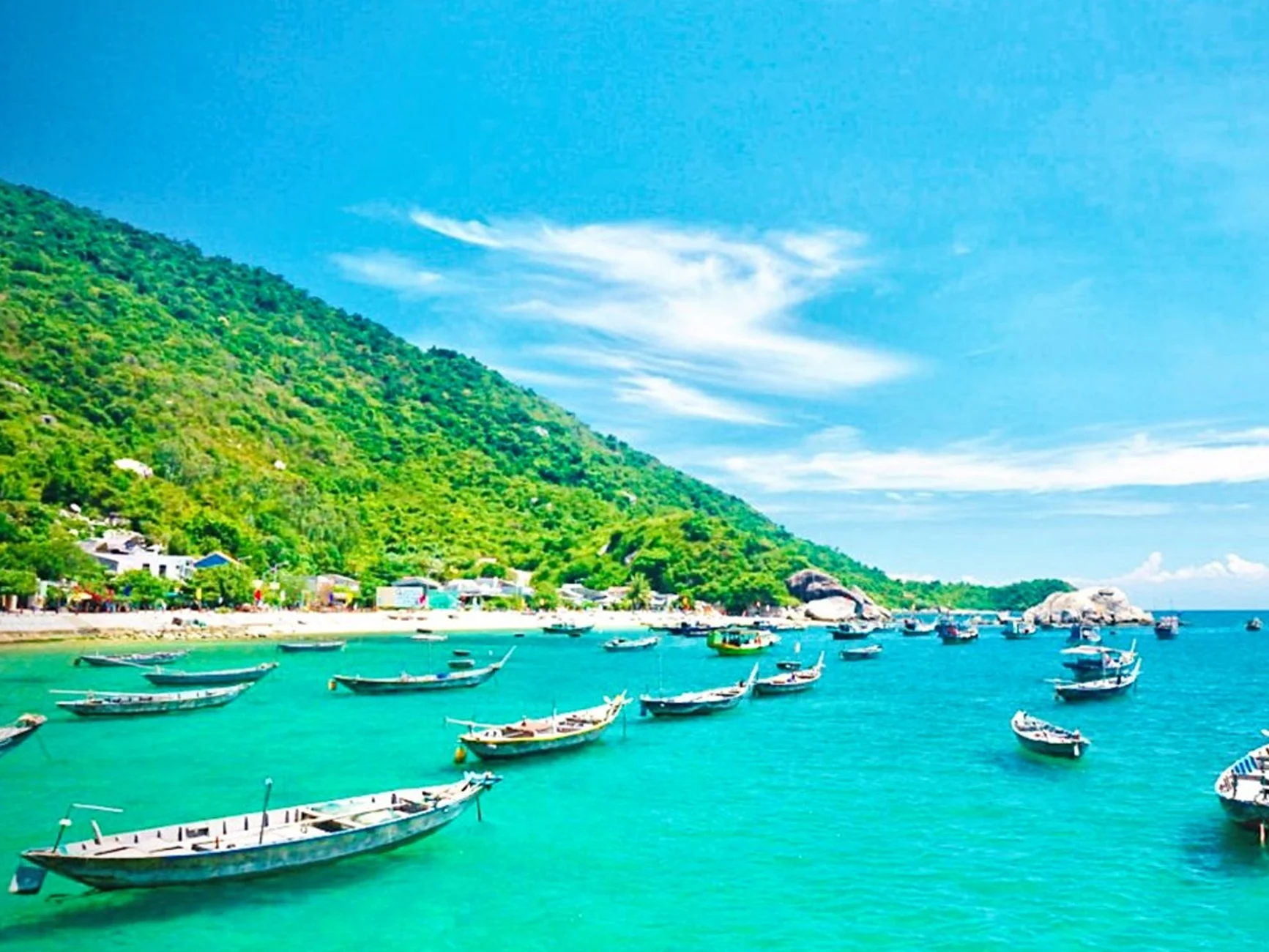 Biển và bến thuyền Cù Lao Chàm