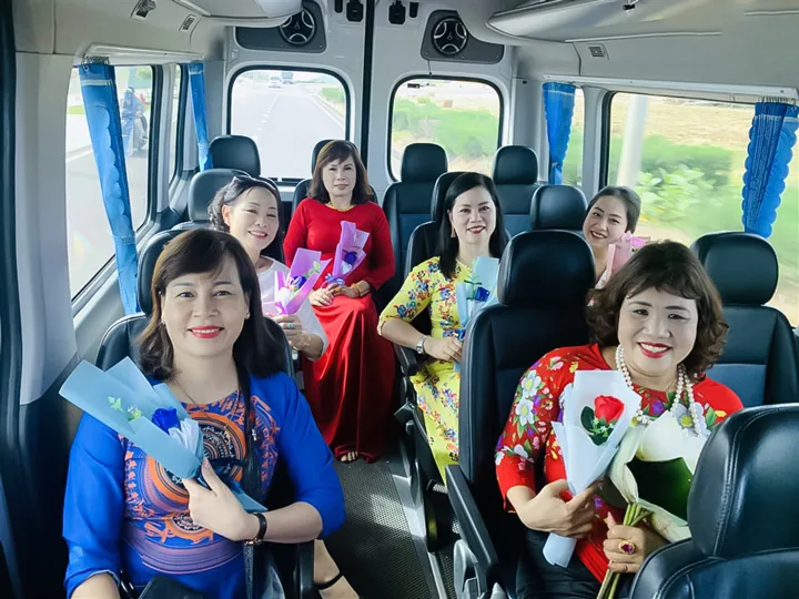 Đoàn khách trên xe Ford Transit