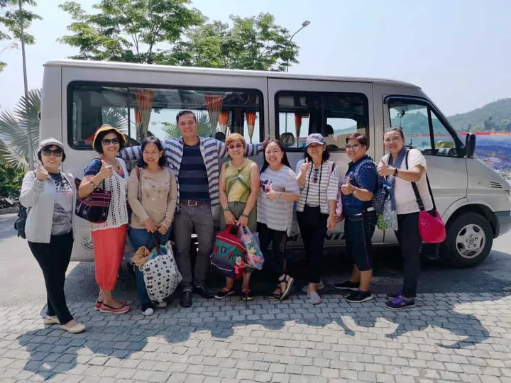 Đoàn khách và xe Duy Tân