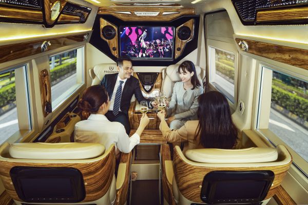 Hình ảnh xe limousine phục vụ cưới hỏi, sự kiện