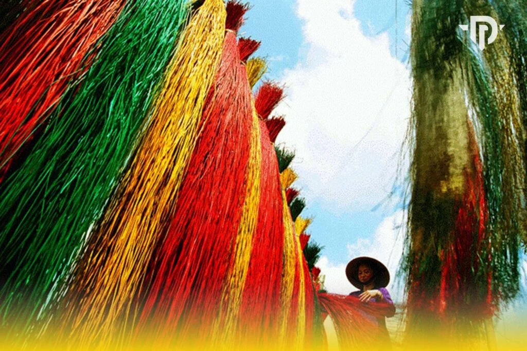 Những bó lác đỏ, xanh và vàng được treo phơi