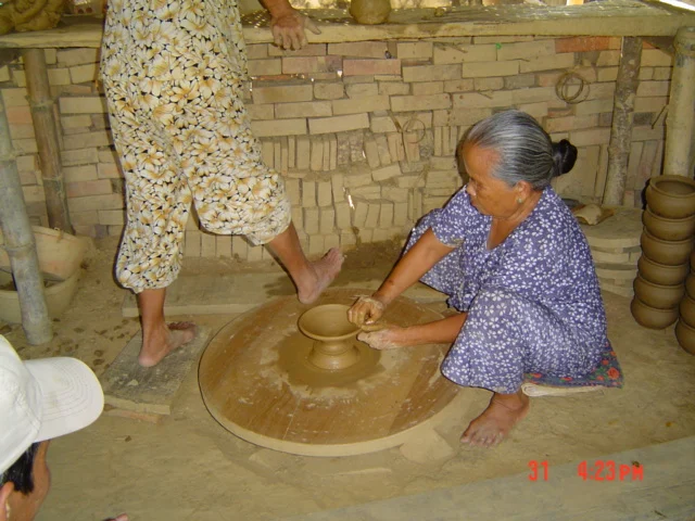 Người thợ tạo hình gốm trên bàn xoay tại làng gốm Thanh Hà