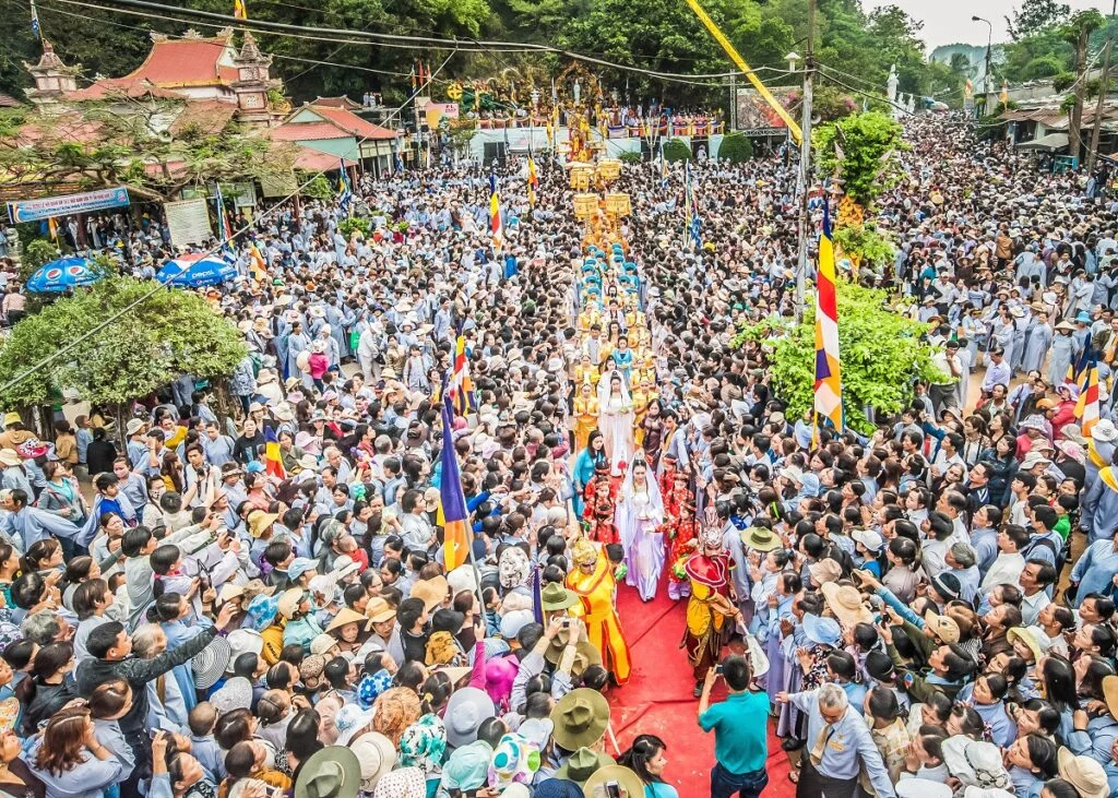 Người dân tập trung dự lễ hội Quán Thế Âm Ngũ Hành Sơn