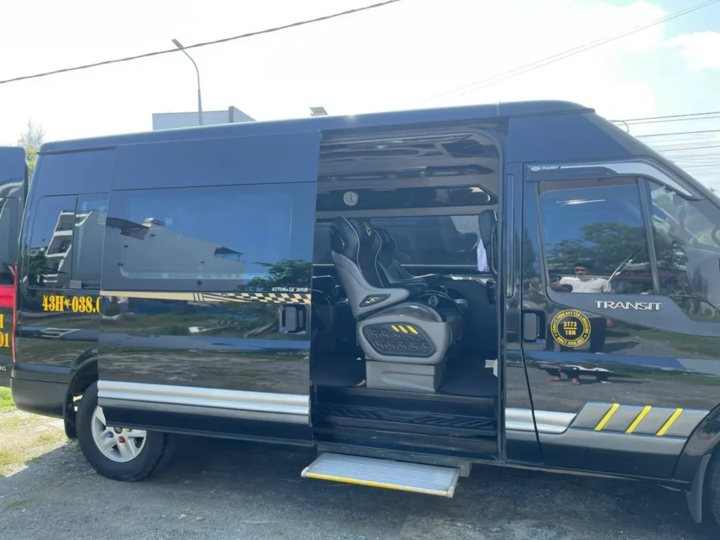Cửa xe Limousine mở với bậc lên xuống và các ghế bên trong