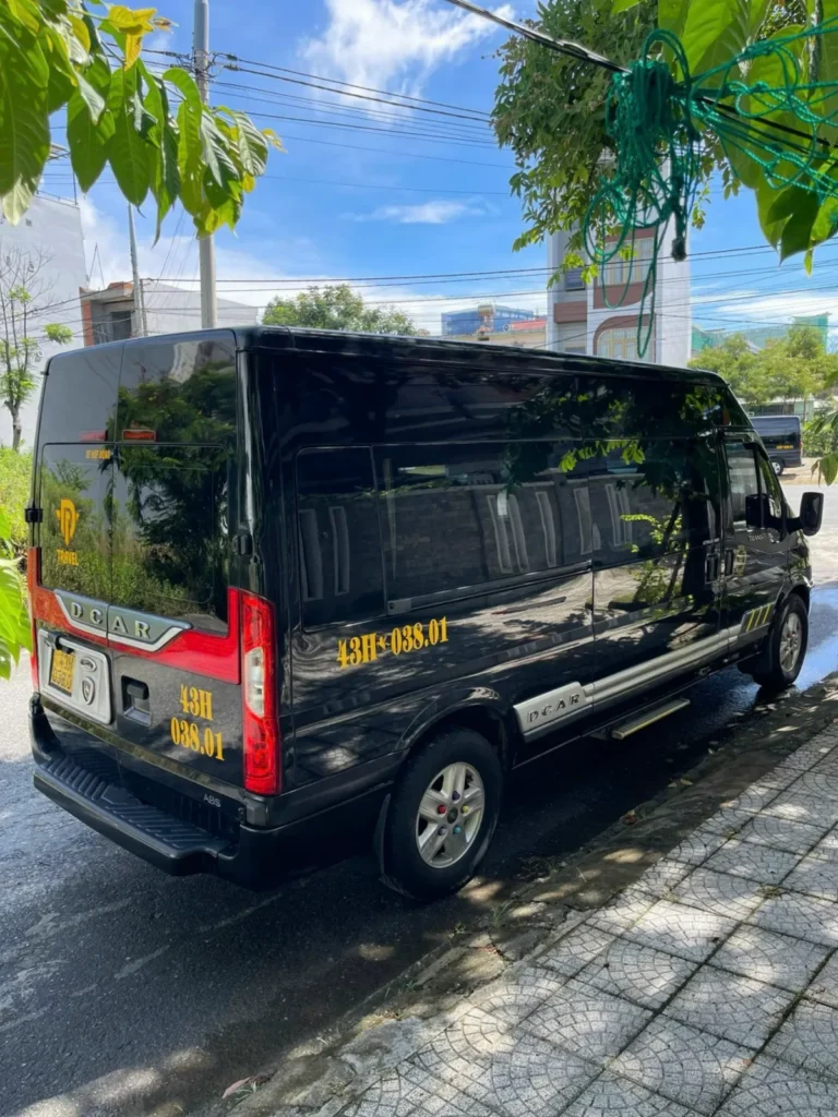 Xe Limousine Duy Tân nhìn từ phía sau bên phải khi đang đỗ