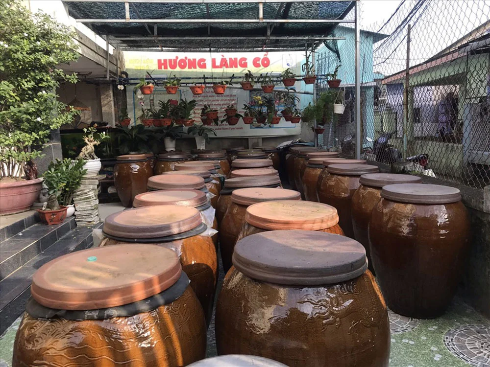 Những chum đậy nắp tại cơ sở nước mắm Hương Làng Cổ