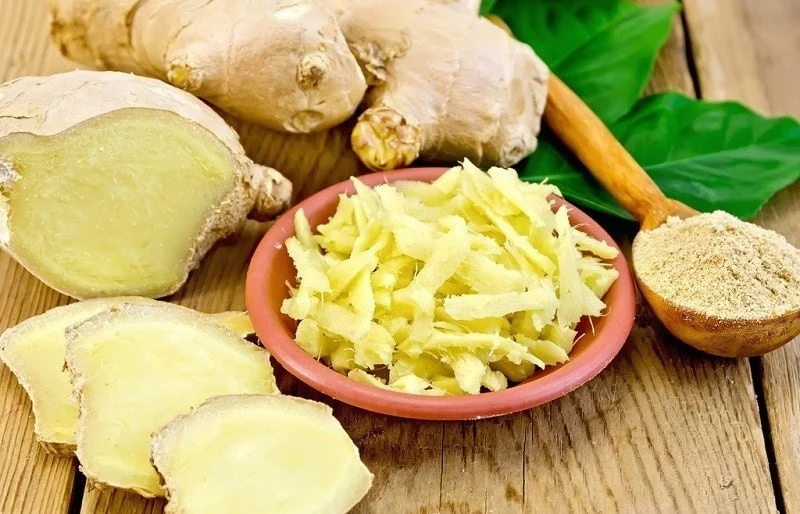 Củ gừng và những lát gừng trên lá xanh