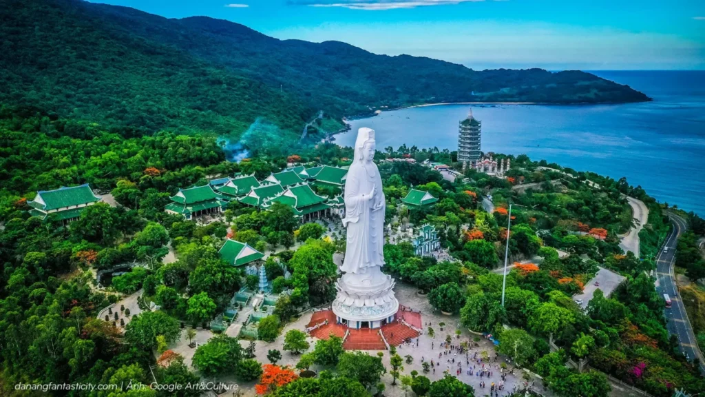 Tượng Quan Âm và khuôn viên chùa Linh Ứng Sơn Trà nhìn từ trên cao